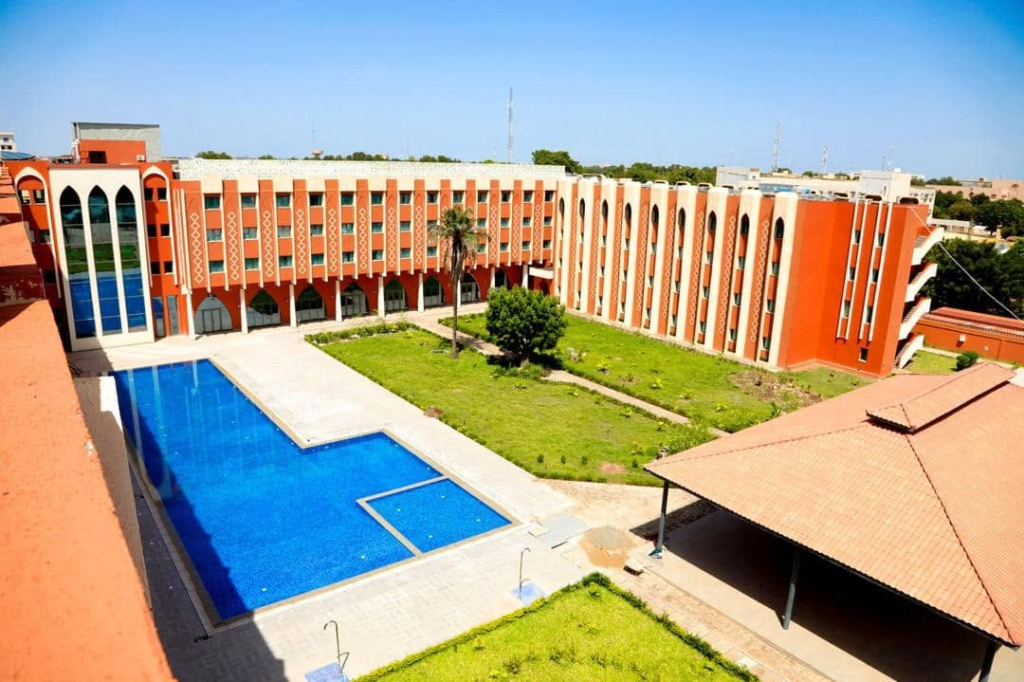 Vue d’ensemble de l’Azalaï Hôtel et de sa cour avec piscine à Ouagadougou