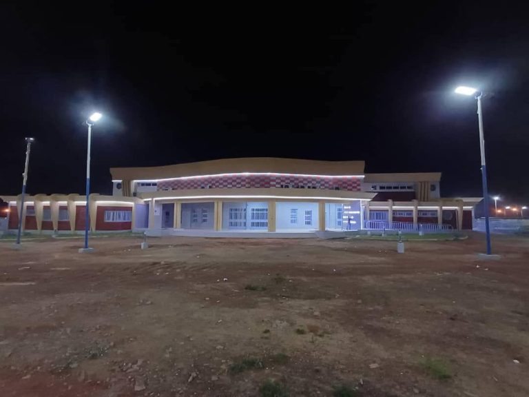Vue extérieure de nuit de la salle polyvalente de Fada N’Gourma