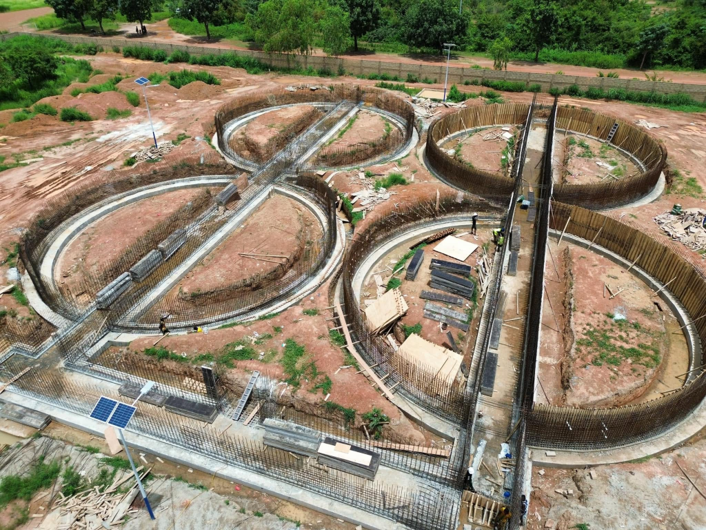 Vue d’ensemble du chantier de construction d’une usine à Ouagadougou