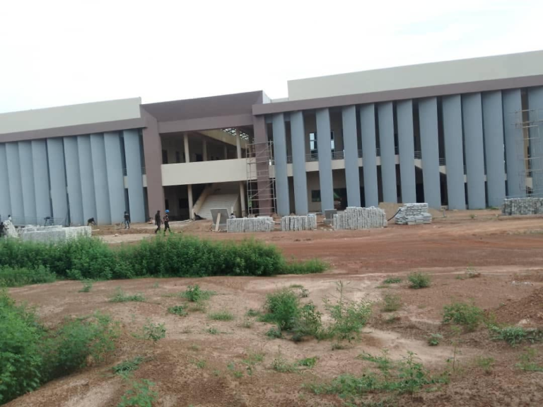 Amphithéâtres de l’Université Thomas Sankara pendant les travaux