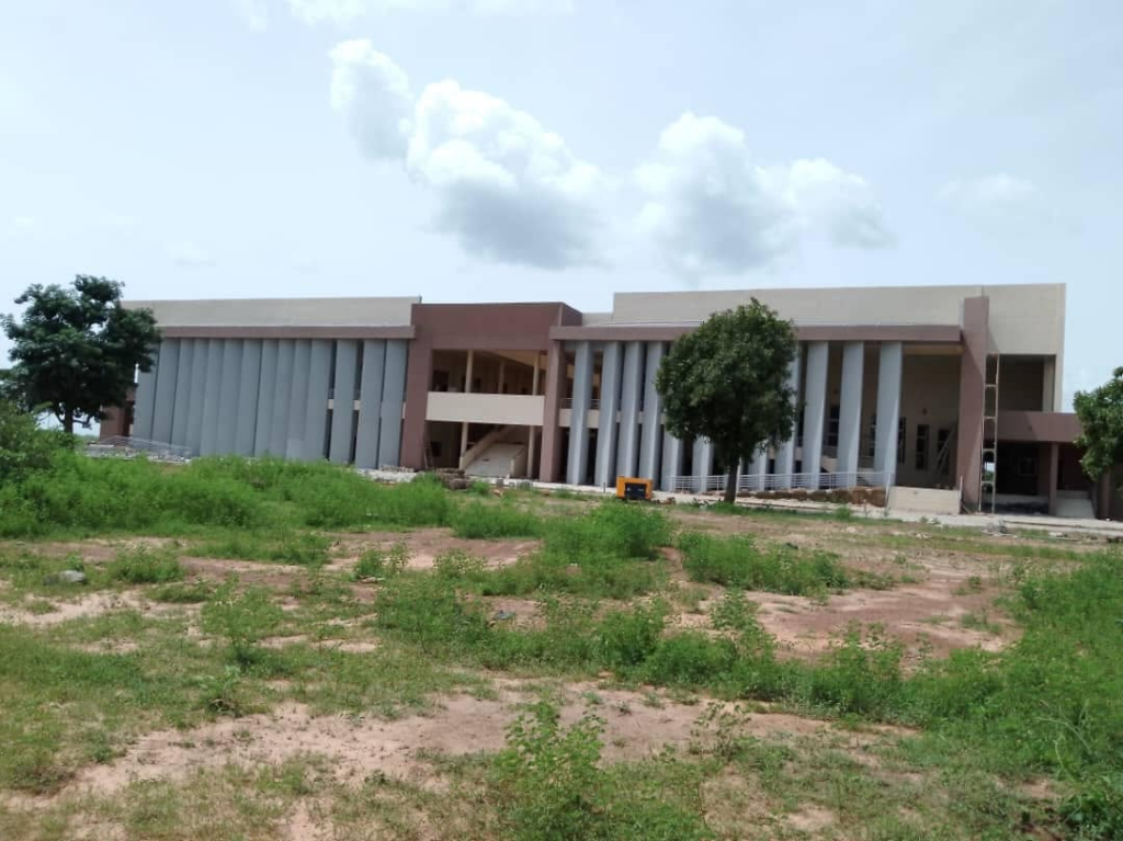Vue extérieure des amphithéâtres de l’Université Thomas Sankara