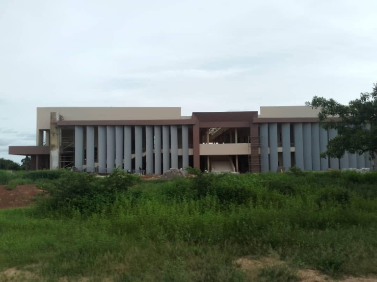 Façade des amphithéâtres de l’Université Thomas Sankara