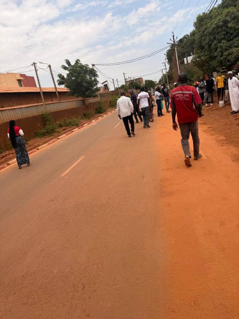 Voie bitumée à Gounghin, Ouagadougou, lors de son inauguration
